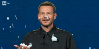 Alessandro Cattelan con la schiuma in faccia nella prima puntata di Da Grande.