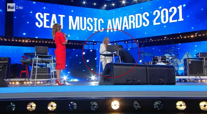 Carlo Conti ai piedi di Maria De Filippi ai Seat Music Awards 2021 su Rai 1