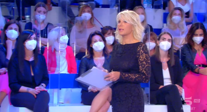 Maria De Filippi racconta la storia di Carmen e Luigi a C'è posta per te 2022