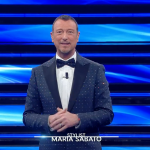 Amadeus apre la terza serata di Sanremo 2022 con l'omaggio dell'Orchestra per Sergio Mattarella