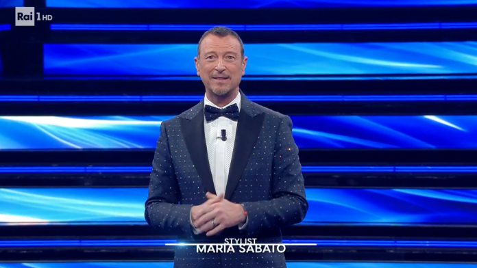 Amadeus apre la terza serata di Sanremo 2022 con l'omaggio dell'Orchestra per Sergio Mattarella