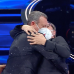 Il bacio in diretta tra Amadeus e il direttore di Rai 1 Stefano Coletta nella prima serata di Sanremo 2022